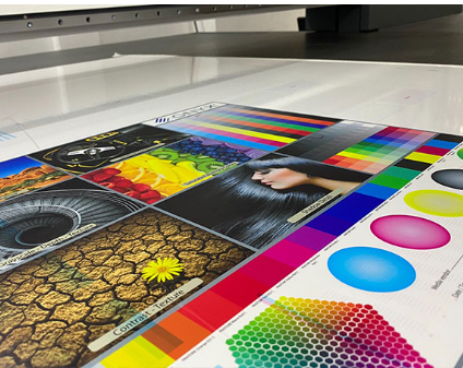 In Phủ Bóng UV Cục Bộ Cho Poster Quảng Cáo